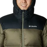 Campera puffer con capucha, diseño bicolor en verde oliva y negro. Cuenta con cierre frontal completo, protector de mentón, bolsillos laterales con cierre y puños elásticos. Incorpora tecnología de aislamiento Thermarator y tejido deperlante al agua.