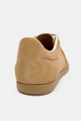 Zapatillas planas de gamuza en color tostado, con diseño minimalista, suela de goma al tono y cordones blancos.
