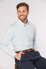 Camisa sport blanca de manga larga con spandex, cuello abotonado y bolsillo ojal en el pecho.