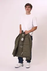 Chaqueta acolchada tipo puffer, color azul marino, con cuello alto y cierre frontal de cremallera.