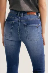 Jean Oxford de tiro alto, confeccionado en algodón con elastano, con calce ajustado en cadera y muslos, y bota acampanada.