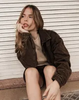 Campera de jean en color marrón chocolate con efecto lavado, corte semi oversized, cierre frontal metálico, cuello clásico y bolsillos laterales.