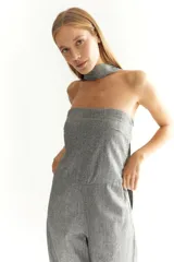 Mono strapless de lino color gris, con corte recto, elástico en la espalda y un corbatín a juego que se anuda al cuello.