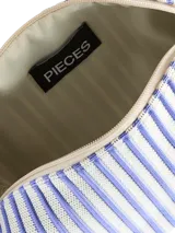 Neceser rectangular con cierre de cremallera, confeccionado en tela con estampado de rayas verticales en azul y blanco.