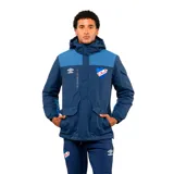 Parka técnica de abrigo con capucha, en tonos azul petróleo y azul más claro. Presenta cierre frontal, bolsillos laterales con solapa y bolsillo superior con cierre. Incluye el logo de Umbro y el escudo del Club Nacional de Football en el pecho.