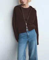 Jeans de corte wide leg con tiro medio, confeccionados en denim azul con acabado lavado y ruedo desflecado.