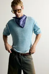 Jersey de punto de corte relaxed fit confeccionado en hilatura de algodón, con cuello redondo y manga larga. Presenta un diseño de efecto lavado con costuras en contraste y acabados en rib.
