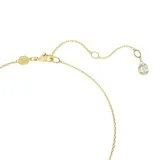 Colgante con cadena dorada y dije en forma de flor con pétalos de cristal azul, centro de cristal amarillo y detalle de cristal celeste en el tallo.