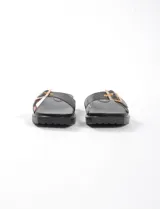 Sandalia tipo slide color verde neón con plataforma y detalle de hebilla metálica dorada en la tira superior.