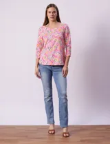 Remera de algodón estampada marca Ruby Rd, con mangas 3/4 y escote asimétrico.