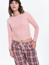 Remera de manga larga con cuello redondo, confeccionada en algodón elastizado de tacto suave y ajuste al cuerpo.