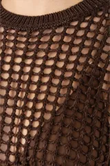Chaleco de punto con diseño de red, cuello redondo y mangas cortas, confeccionado en color marrón.