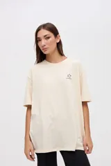 Remera de algodón lavado color beige, de manga corta y calce clásico, con pequeño bordado de estrella en el pecho.