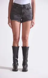 Short de jean negro con lavado stone wash, bigotes, tiro medio, calce clásico, cinco bolsillos y ruedo desflecado.