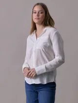 Camisa blanca a rayas verticales, marca Alex & Jordan. Tiene cuello con solapa, abertura central con botones y bolsillo aplicado en el pecho.