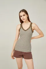 Musculosa a rayas horizontales color blanco y marrón, con escote en V y detalles de encaje color verde oliva en el escote y sisas.