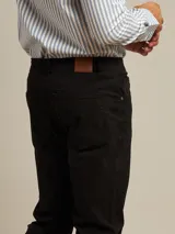 Pantalón de gabardina color caqui, de corte recto y tiro medio, con bolsillos laterales y traseros.