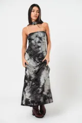 Vestido largo strapless con estampado batik en tonos grises y negros. Incluye una tira de tela que se puede usar como cuello halter. Tiene tajo en ambos costados.