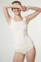 Musculosa de microfibra sin costuras, con diseño ajustado al cuerpo, escote redondo y breteles anchos.