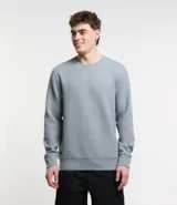 Buzo deportivo de manga larga color gris, con cuello redondo y etiqueta aplicada en el dobladillo. Confeccionado en tejido de poliéster, viscosa y elastano, de secado ultrarrápido.