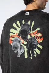 Buzo de cuello redondo y corte oversize, confeccionado en tela friza con efecto de teñido artesanal desgastado. Presenta un estampado pequeño en color verde lima en el pecho y una etiqueta pequeña en el puño.