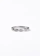 Anillo de plata 925 con diseño de eslabones entrelazados en forma de infinito, adornado con pequeñas zirconias incrustadas.