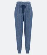 Pantalón jogger de jeans azul con cintura elástica y lazo.