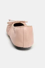 Bailarina de piel color rosado con detalle de fruncido en el contorno y lazo decorativo en la parte delantera. Presenta punta redonda y suela plana.