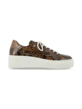 Championes de cuero con estampado animal print de serpiente en tonos marrones y negros, con suela plataforma blanca y cordones blancos.