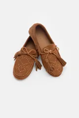 Mocasín de gamuza color bordó con detalle de flecos, cordones y tachas metálicas en la parte superior.