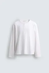 Camiseta de manga larga con cuello redondo y cierre frontal de botonadura tipo henley. Confeccionada en tejido de algodón y seda, con un corte relajado.