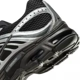 Championes Nike Air Max Moto 2K, con diseño inspirado en el running de los años 2000 y estética Y2K, confeccionados con capellada de cuero sintético y material textil en color negro con detalles metalizados plateados. Incorporan tecnología Max Air para amortiguación y suela de goma resistente.