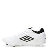 Championes de fútbol 11 Umbro modelo Legend, color negro con detalles en blanco. Presentan el logo de la marca en el lateral, costuras reforzadas en la puntera y una pequeña bandera tricolor decorativa. Cuentan con suela de tacos blancos y cierre mediante cordones negros.