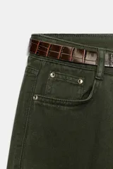 Jeans Z1975 wide leg de tiro alto, color negro, con cinco bolsillos, pierna ancha, cierre frontal con cremallera y botón, e incluye un cinturón a contraste tipo cuerina con textura de cocodrilo y hebilla metálica dorada.