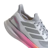 Championes de running Adidas Pureboost 5, con exterior de malla técnica en color gris claro y detalles en gris oscuro. Presenta una mediasuela Light Boost con un degradado de colores que va del fucsia al naranja, ofreciendo amortiguación y retorno de energía.