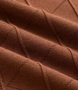 Suéter de punto color marrón con textura geométrica de triángulos en relieve, cuello redondo y mangas largas.