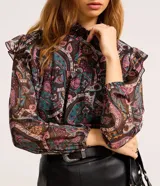 Blusa de chiffon con estampa paisley multicolor, cuello alto con volados, mangas largas y corte suelto.