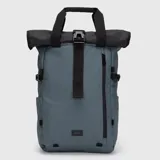 Mochila urbana de diseño moderno con cierre superior enrollable y hebilla de seguridad. Presenta un compartimento principal espacioso, bolsillo frontal vertical con cierre, correas laterales ajustables y asas superiores reforzadas. Incluye un compartimento posterior dedicado para computadora portátil y un parche con el logo de la marca en la parte inferior.