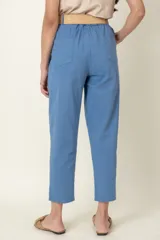 Pantalón italiano de algodón y spandex, color gris claro, de corte ancho y recto, con bolsillos laterales y cinto rústico elastizado.