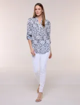 Blusa Zac & Rachel de gasa estampada con diseño floral en tonos violeta y marrón. Cuenta con cuello en V, escote con botones frontales, detalles plisados en el frente y mangas largas con presilla para regular su largo.