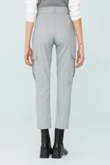 Pantalón gris de corte recto con bolsillos cargo laterales y botones Swarovski en los tobillos.