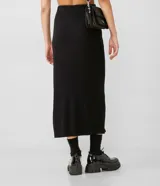 Falda midi negra de rib, con abertura lateral.
