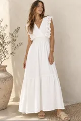 Vestido largo blanco de corte fluido, con escote en V cruzado, mangas con volados de encaje broderie y cintura elástica fruncida.