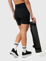 Conjunto deportivo compuesto por un top de escote en V con breteles cruzados en la espalda y un pantalón tipo calza de corte acampanado con cintura alta plegable.