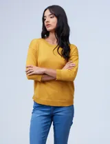 Sweater amarillo de tejido fino con espalda abotonada y mangas 3/4 con puño elastizado.