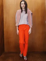 Pantalón de jean recto color naranja con costuras blancas.