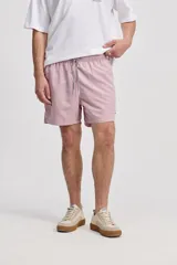 Short de baño color rosado, de largo corto, con cintura elástica y cordón ajustable jaspeado, bolsillos laterales y uno trasero.
