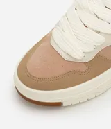 Championes de mujer Satinato con diseño de bloques de color en tonos beige, tostado, blanco y detalles en bordó. Cuentan con suela caja alta, cordones gruesos blancos y acabados con textura aterciopelada.