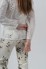 Camisa blanca de algodón con bordados perforados y botones de madera.