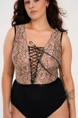 Body de encaje avellana con lycra negra, tiras cruzadas en la parte delantera y broche en la entrepierna con fundillo de algodón.